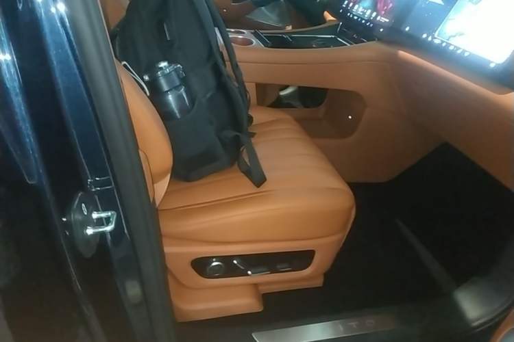 Used Hima AITO M8 2025 Extended-Range Max+ Version 53.4 kWh 5-Seater Edition Right Front Seat