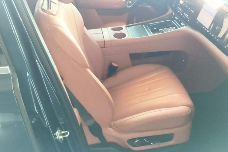 Used Hima AITO M8 2025 Extended-Range Max Version 37 kWh 5-Seater Right Front Seat