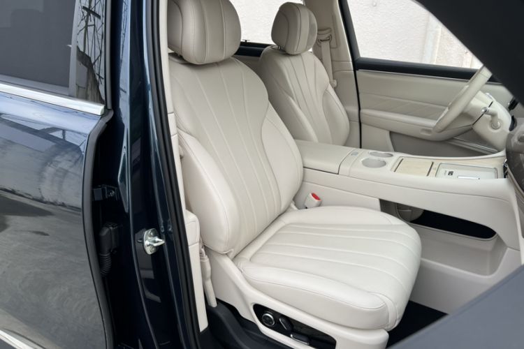 Used Hima AITO M8 2025 Extended-Range Max Version 37 kWh 6-Seater Right Front Seat
