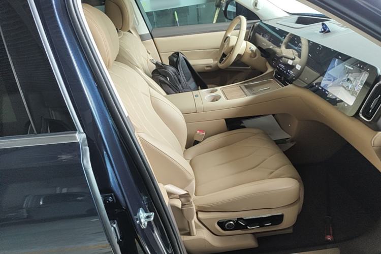 Used Hima AITO M8 2025 Extended-Range Max+ Version 53.4 kWh 5-Seater Edition Right Front Seat