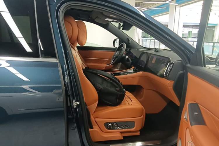 Used Hima AITO M8 2025 Extended-Range Ultra Version 53.4 kWh 6-Seater Edition Right Front Seat