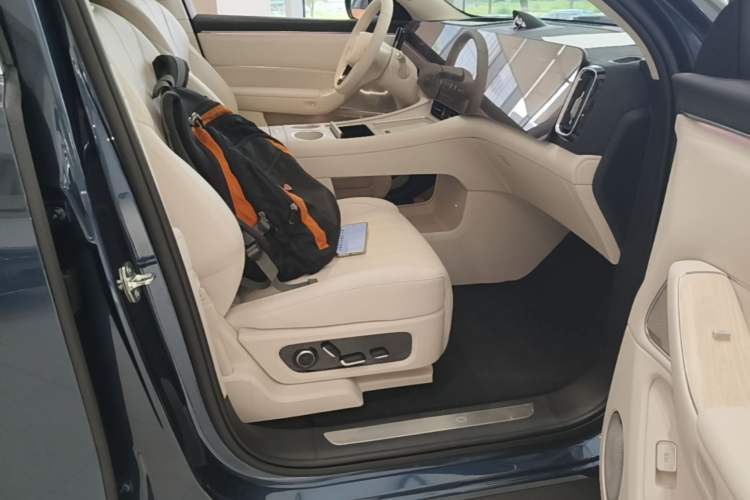 Used Hima AITO M8 2025 Extended-Range Max+ Version 53.4 kWh 6-Seater Edition Right Front Seat