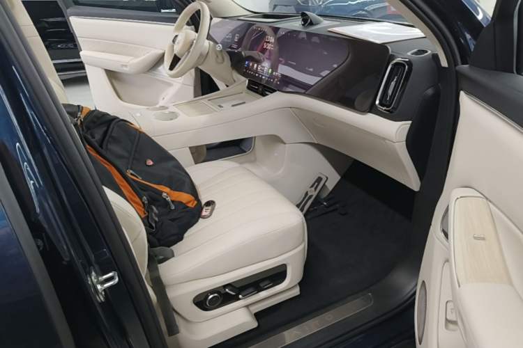Used Hima AITO M8 2025 Extended-Range Max+ Version 53.4 kWh 6-Seater Edition Right Front Seat