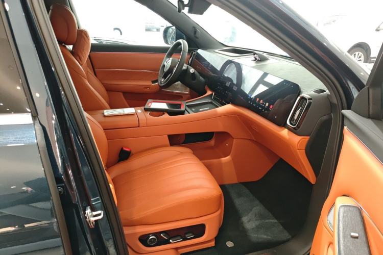 Used Hima AITO M8 2025 Extended-Range Max+ Version 53.4 kWh 5-Seater Edition Right Front Seat
