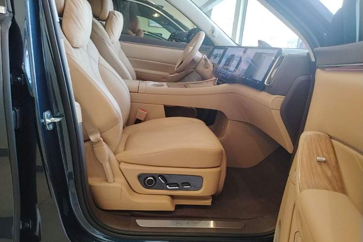 Used Hima AITO M8 2025 Extended-Range Max+ Version 53.4 kWh 6-Seater Edition Right Front Seat