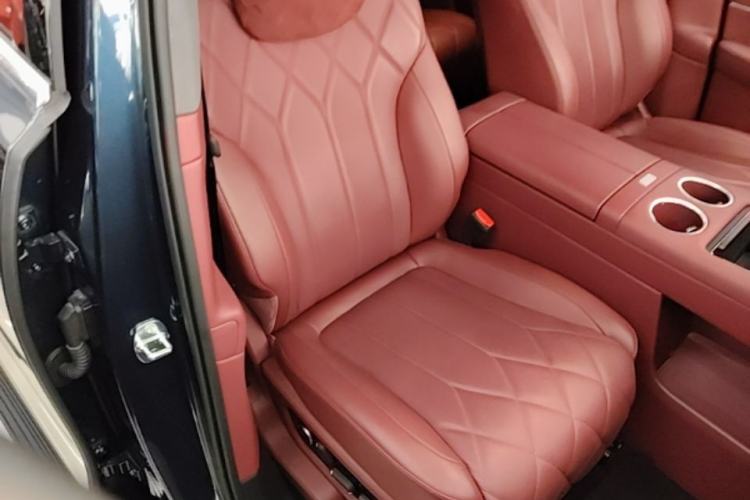 Used Hima AITO M8 2025 Extended-Range Ultra Version 53.4 kWh 5-Seater Edition Right Front Seat