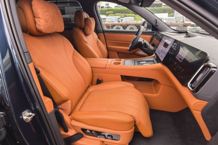 Used Hima AITO M8 2025 Extended-Range Max+ Version 53.4 kWh 5-Seater Edition Right Front Seat