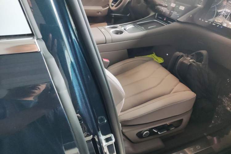 Used Hima AITO M8 2025 Extended-Range Ultra Version 53.4 kWh 6-Seater Edition Right Front Seat
