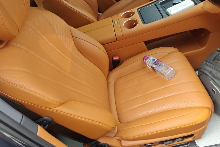 Used Hima AITO M8 2025 Extended-Range Max+ Version 53.4 kWh 6-Seater Edition Right Front Seat