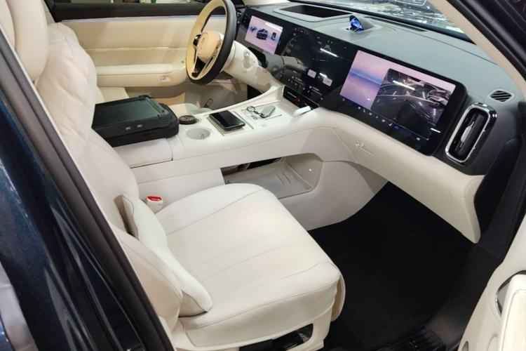 Used Hima AITO M8 2025 Extended-Range Max+ Version 53.4 kWh 5-Seater Edition Right Front Seat