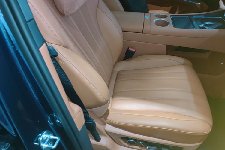 Used Hima AITO M8 2025 Extended-Range Max+ Version 53.4 kWh 6-Seater Edition Right Front Seat