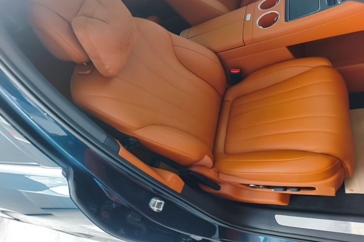 Used Hima AITO M8 2025 Extended-Range Max+ Version 53.4 kWh 5-Seater Edition Right Front Seat
