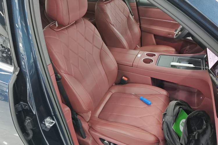 Used Hima AITO M8 2025 Extended-Range Ultra Version 53.4 kWh 5-Seater Edition Right Front Seat