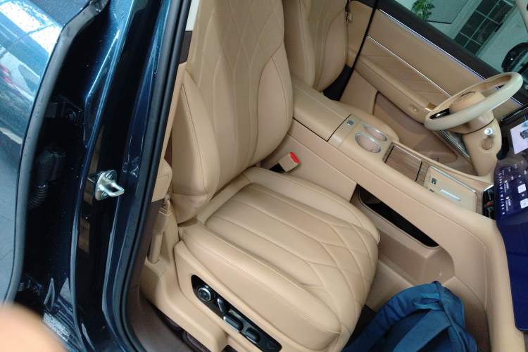 Used Hima AITO M8 2025 Extended-Range Max+ Version 53.4 kWh 6-Seater Edition Right Front Seat