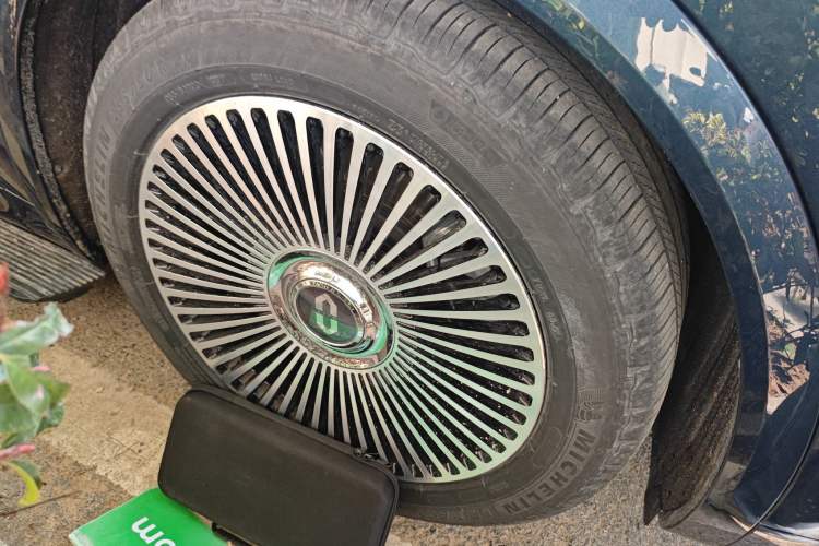 Used Hima AITO M8 2025 Extended-Range Max+ Version 53.4 kWh 6-Seater Edition Right Front Wheel Hub