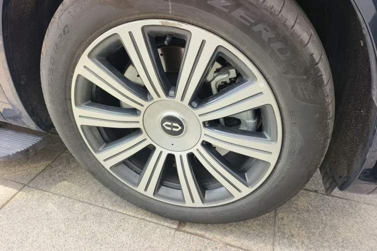 Used Hima AITO M8 2025 Extended-Range Max+ Version 53.4 kWh 6-Seater Edition Right Front Wheel Hub