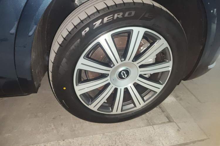 Used Hima AITO M8 2025 Model Pure Electric Max+ Six-Seat Four-Wheel-Drive Version Right Front Wheel Hub