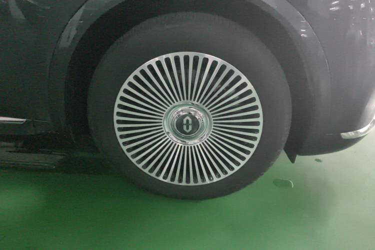 Used Hima AITO M8 2025 Extended-Range Max+ Version 53.4 kWh 6-Seater Edition Right Front Wheel Hub
