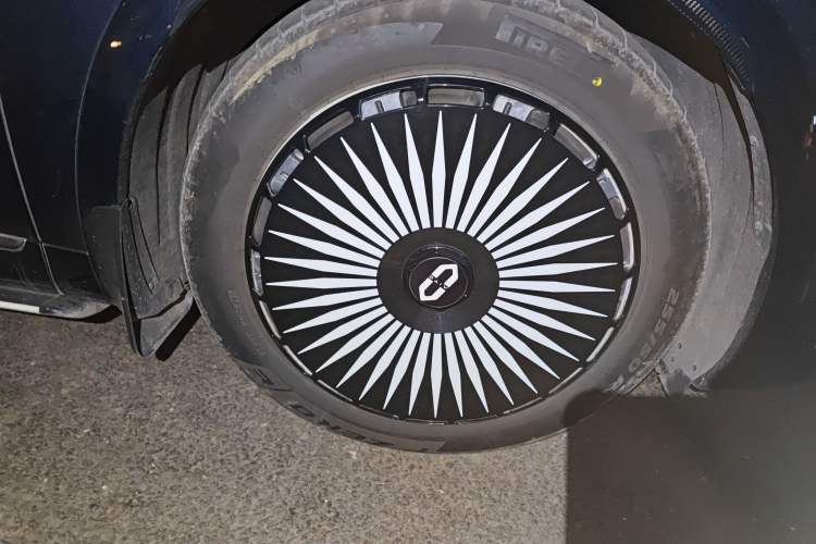 Used Hima AITO M8 2025 Extended-Range Max+ Version 53.4 kWh 5-Seater Edition Right Front Wheel Hub