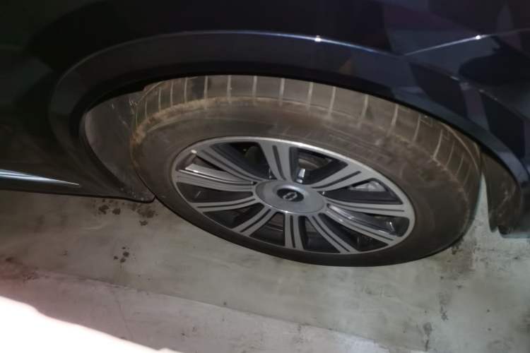 Used Hima AITO M8 2025 Extended-Range Max+ Version 53.4 kWh 5-Seater Edition Right Front Wheel Hub