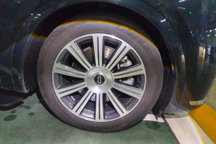 Used Hima AITO M8 2025 Extended-Range Max+ Version 53.4 kWh 6-Seater Edition Right Front Wheel Hub