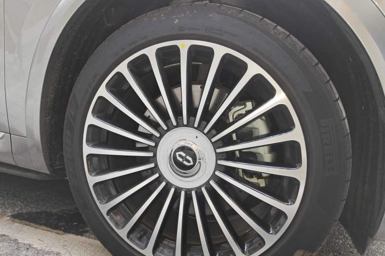 Used Hima AITO M8 2025 Model, Pure Electric Max+ Five-Seat All-Wheel-Drive Version Right Front Wheel Hub