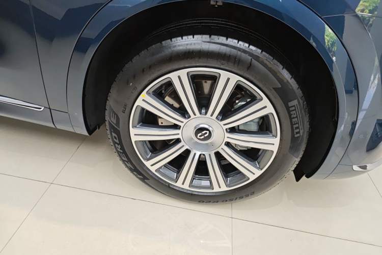 Used Hima AITO M8 2025 Extended-Range Max+ Version 53.4 kWh 6-Seater Edition Right Front Wheel Hub
