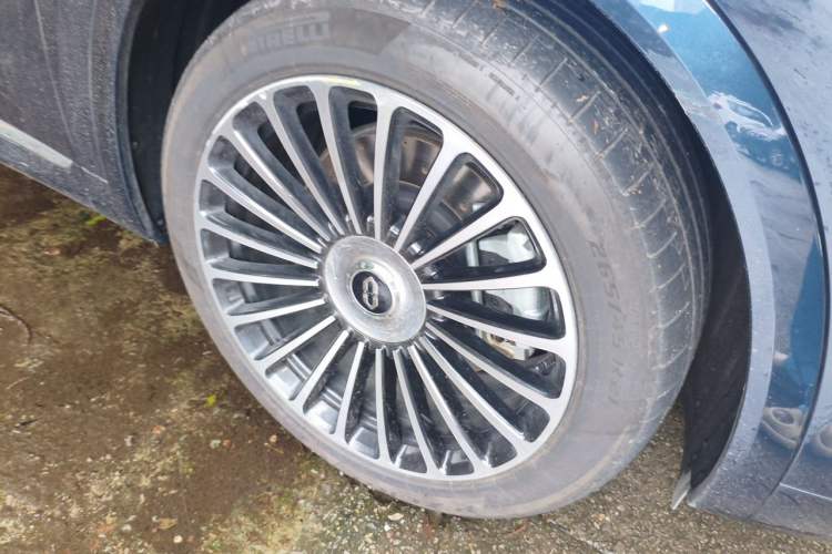 Used Hima AITO M8 2025 Extended-Range Max+ Version 53.4 kWh 6-Seater Edition Right Front Wheel Hub