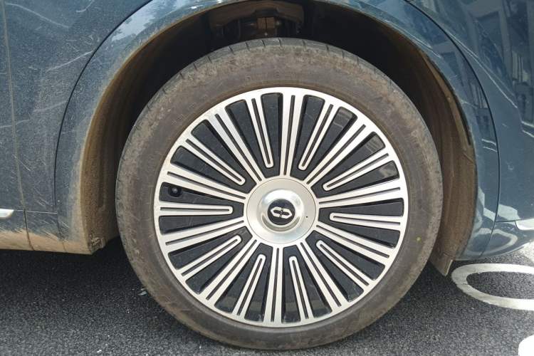 Used Hima AITO M8 2025 Extended-Range Max+ Version 53.4 kWh 6-Seater Edition Right Front Wheel Hub