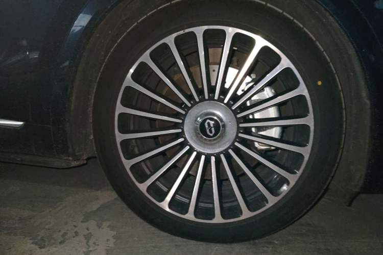 Used Hima AITO M8 2025 Extended-Range Ultra Version 53.4 kWh 6-Seater Edition Right Front Wheel Hub
