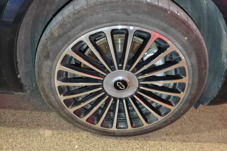 Used Hima AITO M8 2025 Extended-Range Max+ Version 53.4 kWh 5-Seater Edition Right Front Wheel Hub