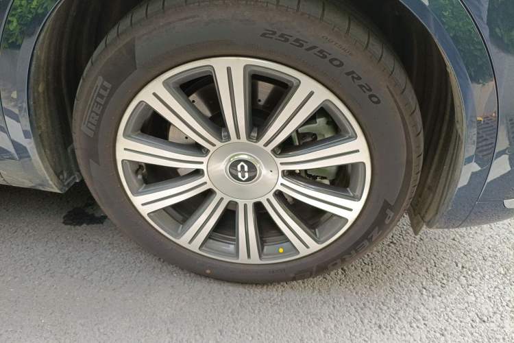 Used Hima AITO M8 2025 Extended-Range Max+ Version 53.4 kWh 6-Seater Edition Right Front Wheel Hub