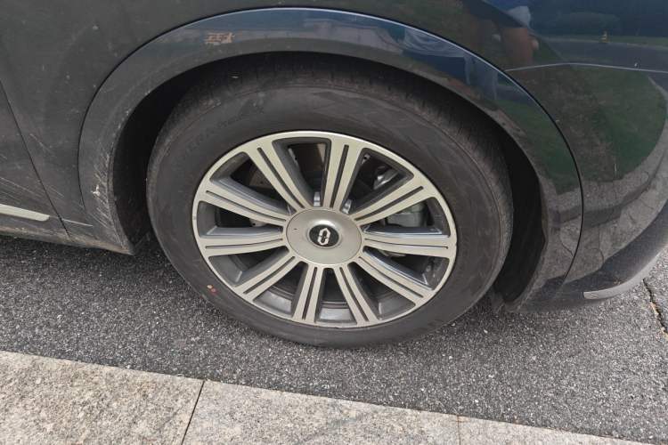 Used Hima AITO M8 2025 Extended-Range Max+ Version 53.4 kWh 6-Seater Edition Right Front Wheel Hub