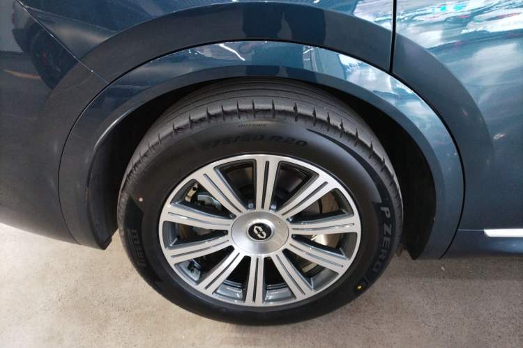 Used Hima AITO M8 2025 Model Pure Electric Max+ Five-Seat Long-Range Version Right Rear Wheel Hub