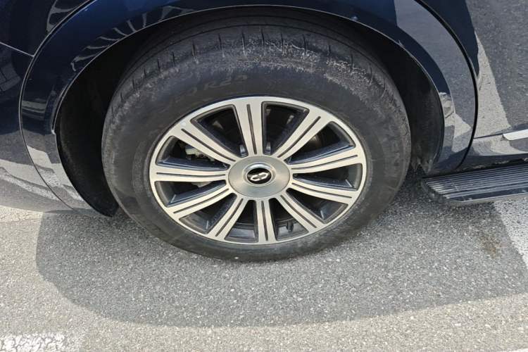 Used Hima AITO M8 2025 Extended-Range Max+ Version 53.4 kWh 6-Seater Edition Right Rear Wheel Hub