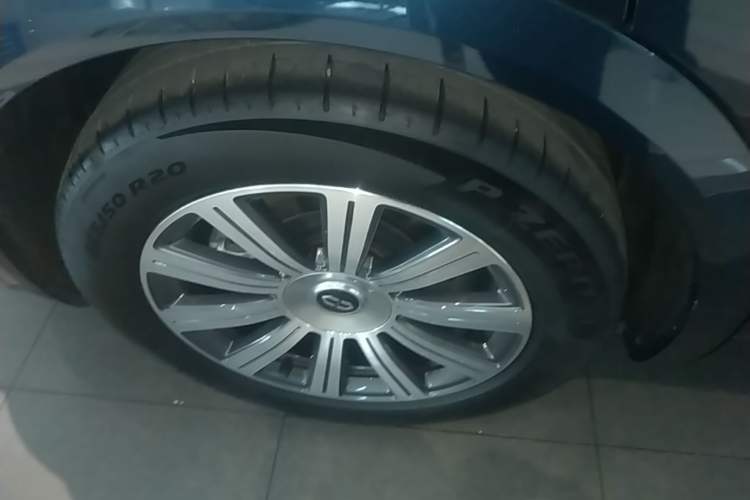 Used Hima AITO M8 2025 Extended-Range Max+ Version 53.4 kWh 5-Seater Edition Right Rear Wheel Hub