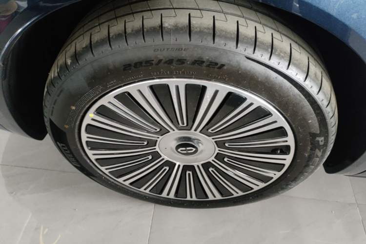 Used Hima AITO M8 2025 Extended-Range Ultra Version 53.4 kWh 5-Seater Edition Right Rear Wheel Hub
