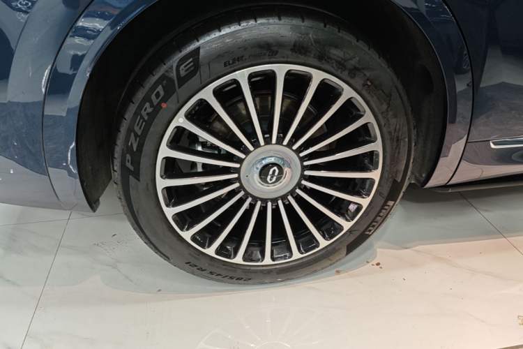 Used Hima AITO M8 2025 Extended-Range Ultra Version 53.4 kWh 5-Seater Edition Right Rear Wheel Hub