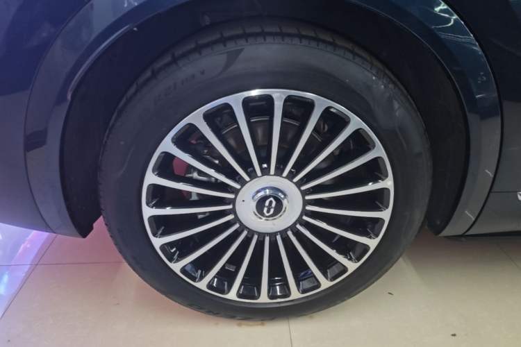 Used Hima AITO M8 2025 Extended-Range Ultra Version 53.4 kWh 5-Seater Edition Right Rear Wheel Hub