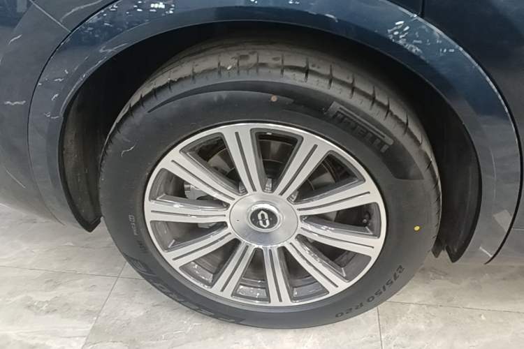 Used Hima AITO M8 2025 Extended-Range Max+ Version 53.4 kWh 5-Seater Edition Right Rear Wheel Hub