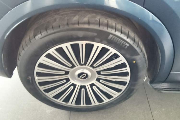 Used Hima AITO M8 2025 Extended-Range Max Version 37 kWh 5-Seater Right Rear Wheel Hub