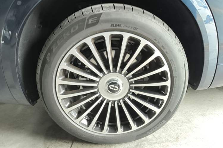 Used Hima AITO M8 2025 Extended-Range Max+ Version 53.4 kWh 5-Seater Edition Right Rear Wheel Hub