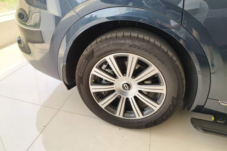 Used Hima AITO M8 2025 Model Pure Electric Max+ Six-Seat Four-Wheel-Drive Version Right Rear Wheel Hub