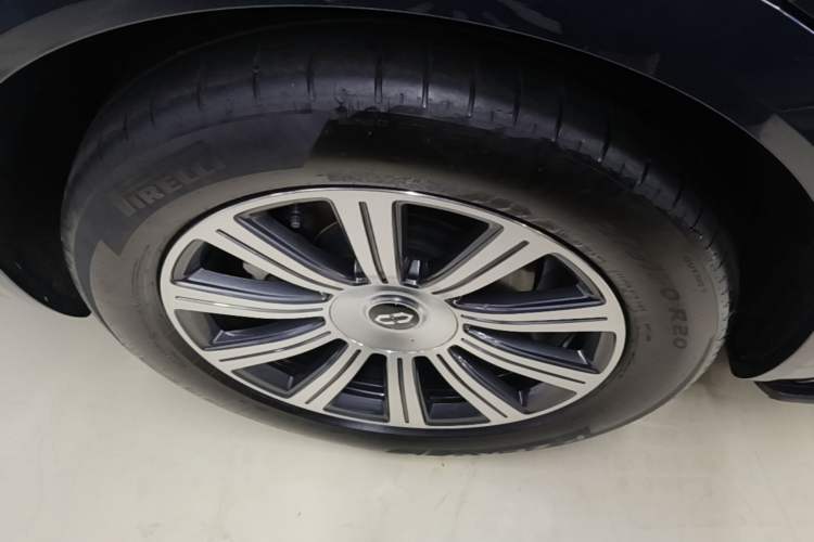 Used Hima AITO M8 2025 Extended-Range Max+ Version 53.4 kWh 6-Seater Edition Right Rear Wheel Hub