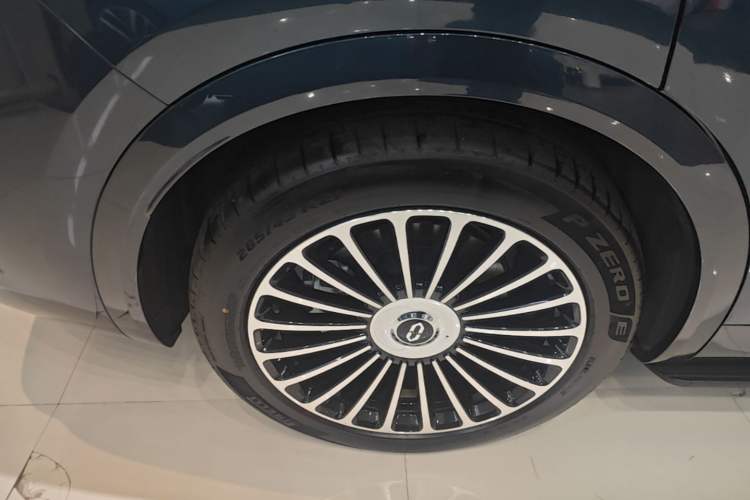 Used Hima AITO M8 2025 Extended-Range Ultra Version 53.4 kWh 5-Seater Edition Right Rear Wheel Hub