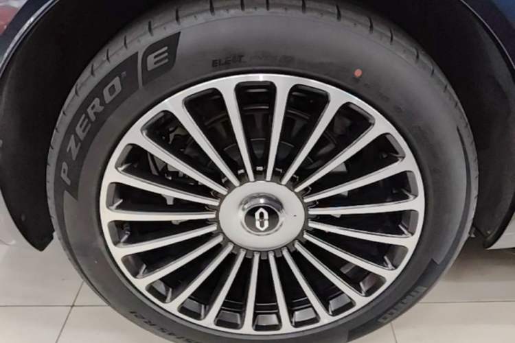 Used Hima AITO M8 2025 Extended-Range Ultra Version 53.4 kWh 5-Seater Edition Right Rear Wheel Hub