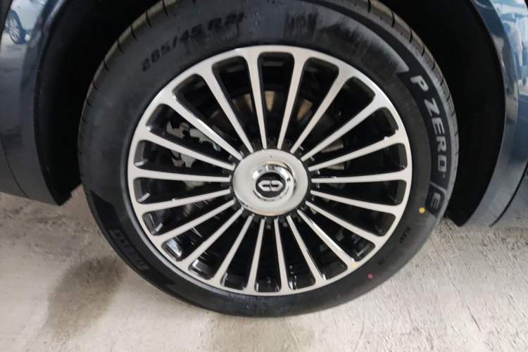 Used Hima AITO M8 2025 Extended-Range Ultra Version 53.4 kWh 6-Seater Edition Right Rear Wheel Hub