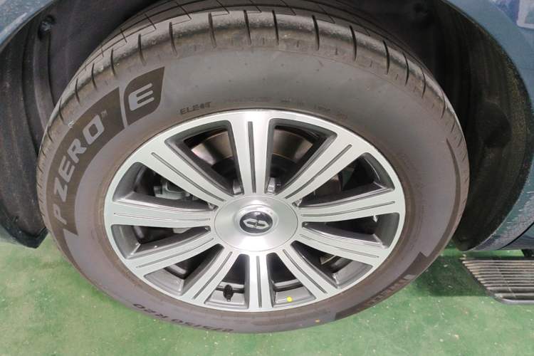 Used Hima AITO M8 2025 Extended-Range Max+ Version 53.4 kWh 5-Seater Edition Right Rear Wheel Hub
