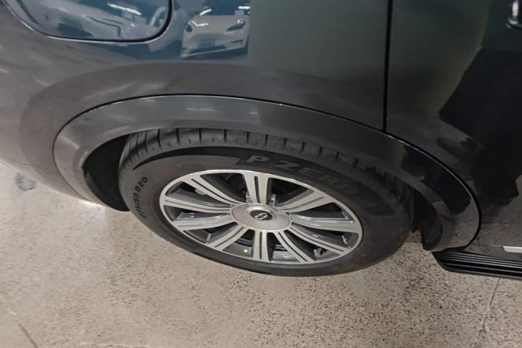 Used Hima AITO M8 2025 Extended-Range Ultra Version 53.4 kWh 6-Seater Edition Right Rear Wheel Hub