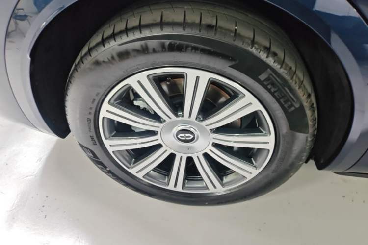 Used Hima AITO M8 2025 Extended-Range Max+ Version 53.4 kWh 6-Seater Edition Right Rear Wheel Hub